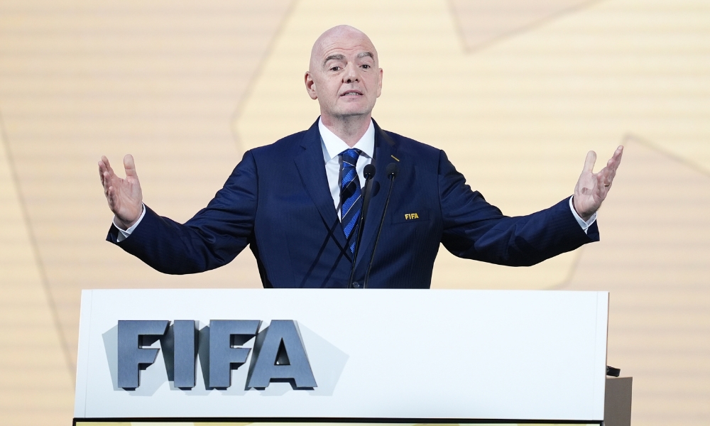 竟先后与斯